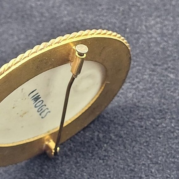 VTG Limoges Hand Painted Porcelain Romantic Scene Pin France Paris Gold - Picture 7 of 10